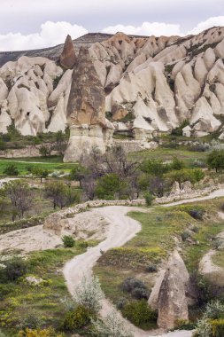 Kapadokya vadilerinde kireçtaşı dağları. Büyük manzara.