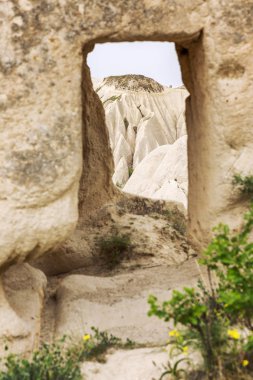 Kapadokya vadilerinde kireçtaşı dağları. Büyük manzara.