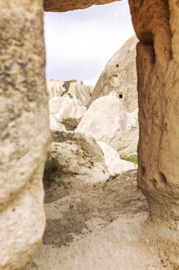 Kapadokya vadilerinde kireçtaşı dağları. Büyük manzara.