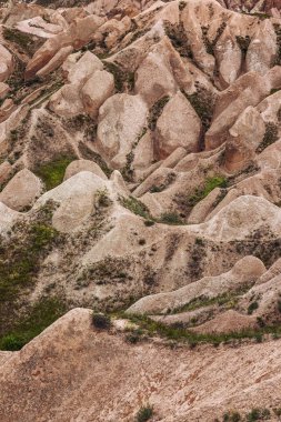 Kapadokya vadilerinde kireçtaşı dağları. Büyük manzara.