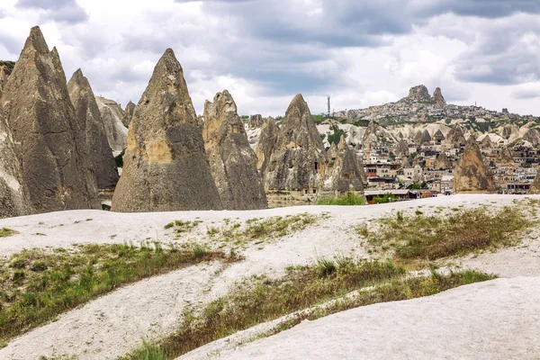 Kapadokya vadilerinde kireçtaşı dağları. Büyük manzara.