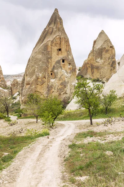 Kapadokya vadilerinde kireçtaşı dağları. Büyük manzara.