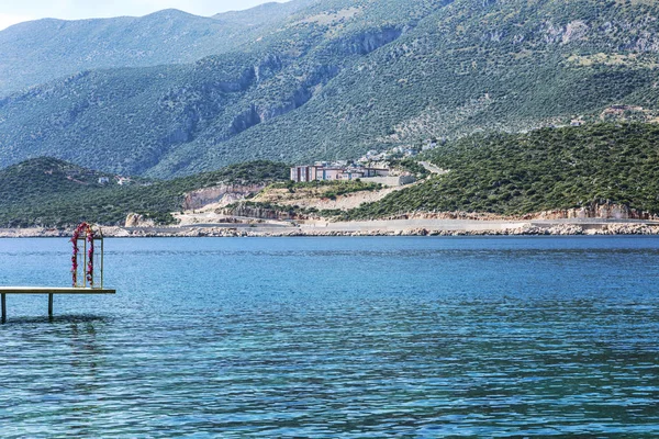 Dağların arasında güzel bir deniz koyu. Büyük manzara.