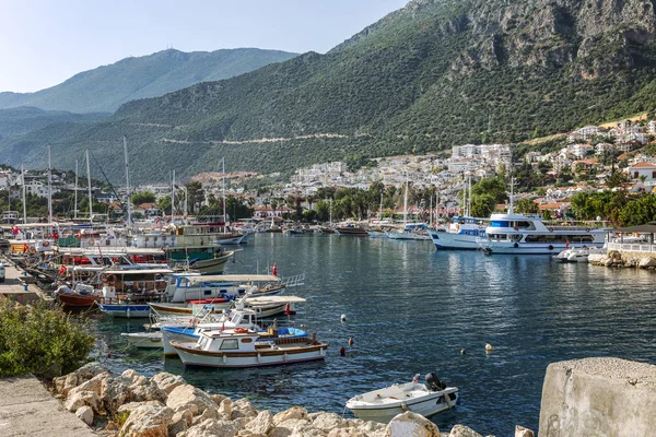 Parlak güneşli bir günde güzel bir şehir marinacruise gemileri ve küçük tekneler. Muhteşem bir kartpostal manzara.