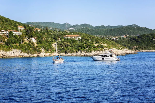 Yates en el mar con hermosas vistas del paisaje en la orilla en un día soleado . — Foto de Stock