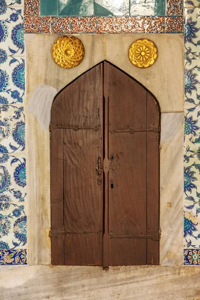 Estambul, Turquía, 22 / 05 / 2019: Antigua puerta de madera en el harén del sultán en el Palacio de Topkapi . — Foto de Stock