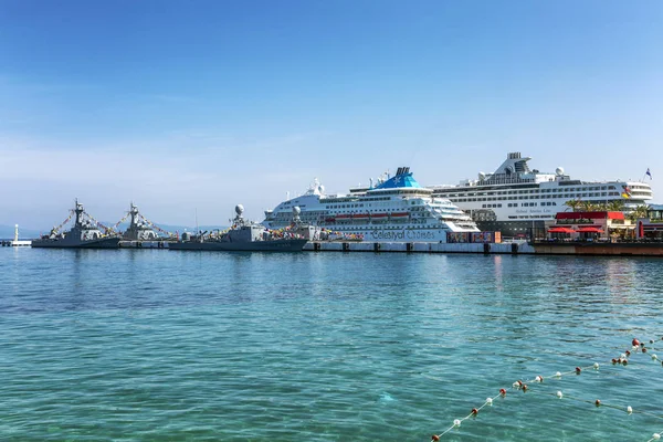 Kusadasi, Turquía, 19 / 05 / 2019: Cruceros en el puerto de la ciudad. Hermosa vista desde el mar en un día soleado. Espacio para el texto. Un magnífico paisaje de postales . — Foto de Stock