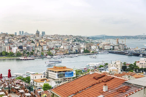 Estambul, Turquía, 05.24.2019: Hermosa vista de los techos de las casas en la gran ciudad oriental y el Bósforo. Partes asiáticas y europeas de la capital . — Foto de Stock