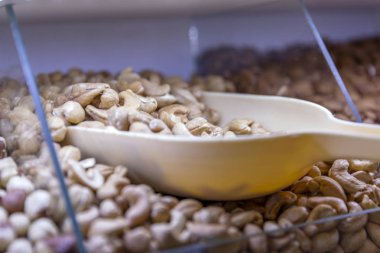 Mağaza tezgahında kaju fıstığı, yakın çekim.