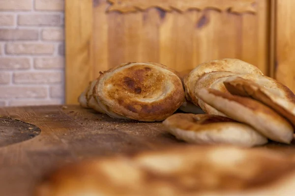Apetyczny świeżo upieczony Orientalny tortille na drewnianym stole. — Zdjęcie stockowe