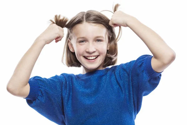 Carina ragazza adolescente in un maglione blu sta ridendo. isolato su sfondo bianco . — Foto Stock