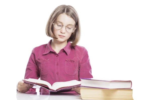 Chica cansada adolescente en gafas se sienta en una mesa con libros. Aislado sobre fondo blanco . —  Fotos de Stock