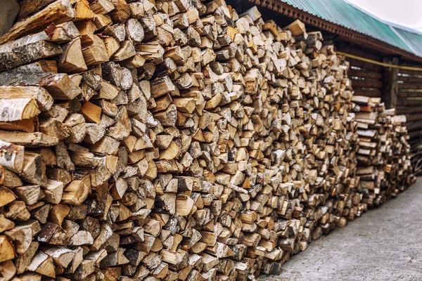 Holzstapel mit ordentlich gestapeltem Brennholz im Hof. — Stockfoto