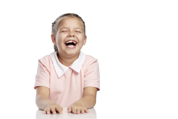 Lacht das kleine Mädchen ansteckend. isoliert über weißem Hintergrund. — Stockfoto