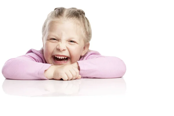Het kleine meisje lacht aanstekelijk. Geïsoleerd over witte achtergrond. — Stockfoto