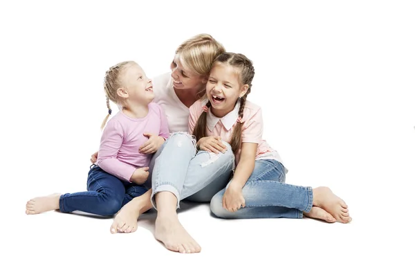 Mutter Und Tochter Sitzen Und Lachen Liebe Und Zärtlichkeit Isoliert — Stockfoto