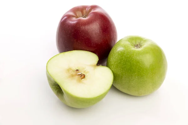 Manzanas rojas y verdes sobre fondo blanco. Comida vegetariana saludable y sabrosa . — Foto de Stock