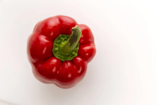 Beyaz bir arka plan üzerinde sulu kırmızı biber. Diyet vejetaryen yemek. Üstte görüntü. — Stok fotoğraf