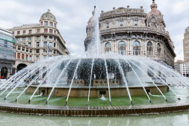 Cenova, İtalya, 10 / 04 / 2019: Ceneviz 'deki Ferrari Meydanı' ndaki çeşme. Eski şehrin güzel mimarisi.
