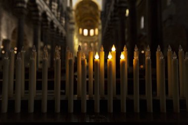 Tapınağın karanlık kısımlarında mum yakmak. Yakın plan..