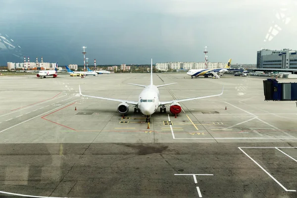 Moscow, Russia, 10/04/2019: Airplane on the airfield at Vnukovo Airport. Willingness to carry passengers. — Stock Photo, Image