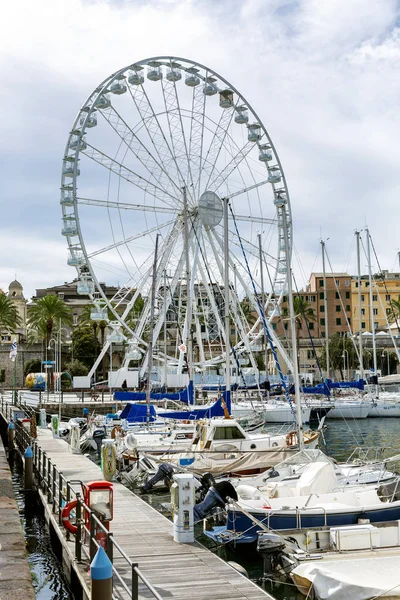 Génova, Italia, 10 / 04 / 2019: Hermosa vista del puerto y la noria en una hermosa ciudad histórica . — Foto de Stock