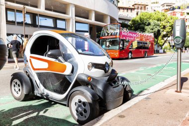 Monte Carlo, Monaco, 10 / 05 / 2019: Sokaktaki elektrikli bir araba park halinde ve ücretli. Geleceğin modern çevre dostu taşımacılığı.