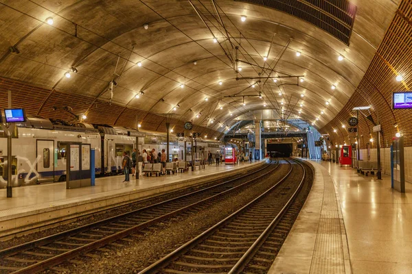 Monte Carlo, Monaco, 10 / 05 / 2019: Şehirdeki tren istasyonu. İstasyonun içi..