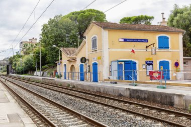 Cannes, Fransa, 10 / 06 / 2019: Tren istasyonu olan küçük bir istasyon.