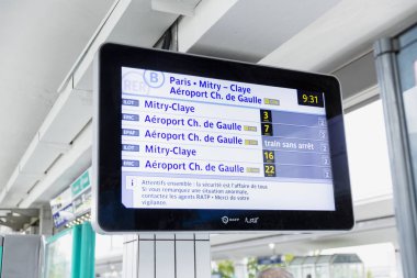 Paris, Fransa, 09.10.2019: Metrodaki trenlerin yönünü gösteren bir elektronik pano. Yakın plan..