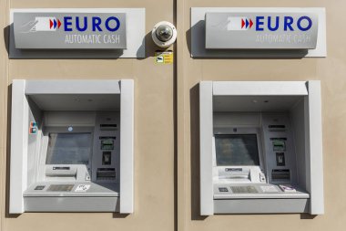 Paris, Fransa, 09.10.2019: Binanın duvarındaki Sokak ATM 'leri.