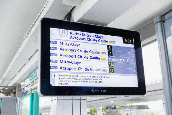 Париж, Франция, 09.10.2019: Электронная доска с указанием направления движения поездов в метро. Крупный план
.