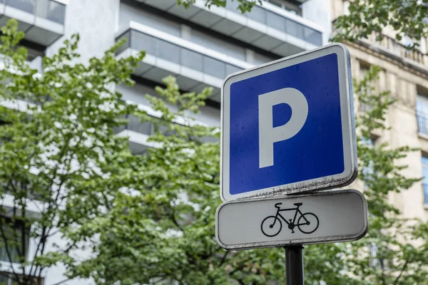 城市街道上的自行车停放标志. 四.后续行动. — 图库照片