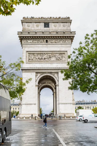 Párizs, Franciaország, 2019.09.10.: View of the Arc de Triomphe. Sétáló turisták. — Stock Fotó