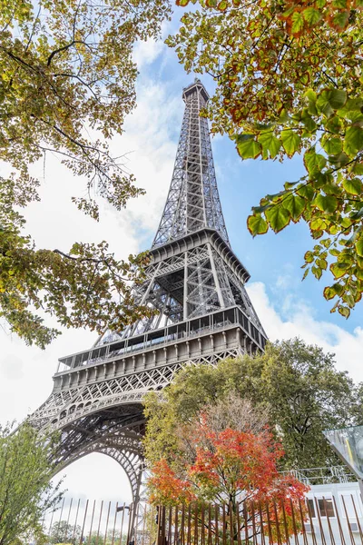 Utsikt över Eiffeltornet från en höstpark mot en blå himmel. — Stockfoto