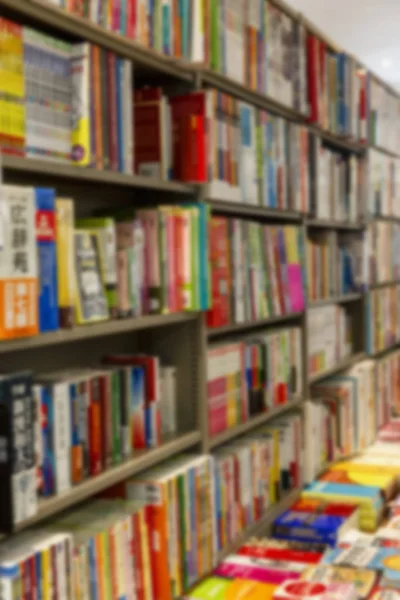 Hyllor med böcker i en stor butik. Oskärpa. — Stockfoto