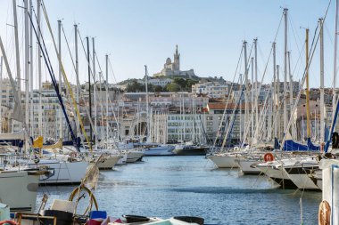 Marsilya 'daki marina ve Notre Dame manzarası çok güzel. Parlak güneşli bir gün. Harika manzara..