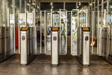 Marsilya, Fransa, 10 / 07 / 2019: Metro girişinde turnikeler.