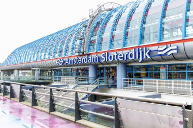 Amsterdam, Hollanda, 10 / 12 / 2019: Uluslararası uçuşlar için otobüs durağı.