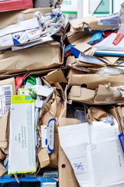 Brüksel, Belçika, 10 / 14 / 2019: Geri dönüşüm için sokakta paketlenmiş mukavva. Yakın plan..