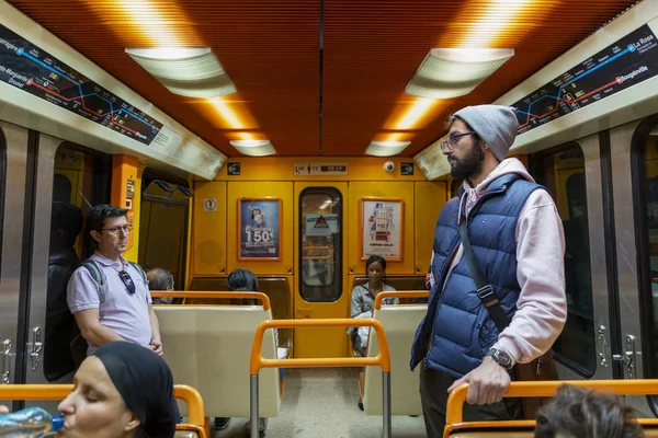 Marselha, França, 10 / 07 / 2019: As pessoas estão de pé em um carro de metrô . — Fotografia de Stock