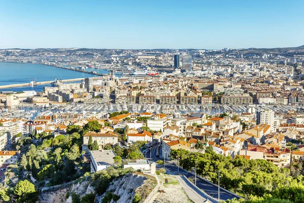 Belle vue sur Marseille. Paysage urbain magnifique par une journée ensoleillée . — Photo