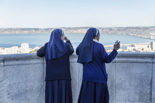 Nonnen in Notre Dame in Marseille blicken vom Balkon der Kathedrale auf die Stadt. — Stockfoto