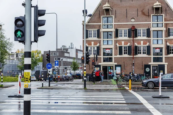 Amsterdam, Países Bajos, 10 / 10 / 2019: Cruce peatonal con semáforos en la ciudad . — Foto de Stock