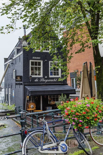 Amsterdam, Pays-Bas, 12 / 10 / 2019 : Maison-restaurant sur l'eau. Beau paysage urbain . — Photo