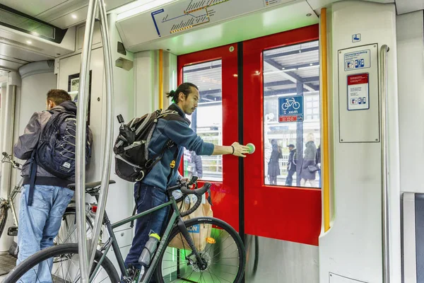 Amsterdã, Holanda, 12 / 10 / 2019: Pessoas em um carro de metrô. Um homem com uma bicicleta vai para a estação . — Fotografia de Stock