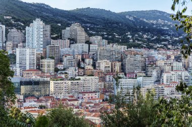 Monte Carlo, Monaco, 10 / 05 / 2019: Güzel şehir manzarası. Pahalı dairelerin manzarası. Güneşli bir gün.