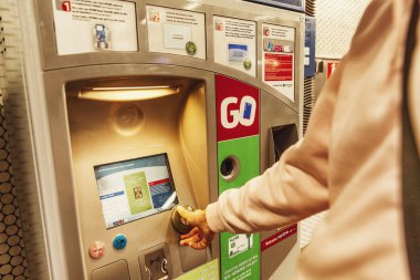 Brüksel, Belçika, 10 / 12 / 2019: Metroda bilet satın alma terminali.