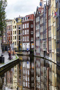 Amsterdam, Hollanda, 10 / 11 / 2019: Şehir merkezinde deniz kıyısındaki evler. 