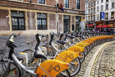 Brüksel, Belçika, 10 / 13 / 2019: Şehir merkezindeki bir meydanda kentsel bisikletlerin park edilmesi.